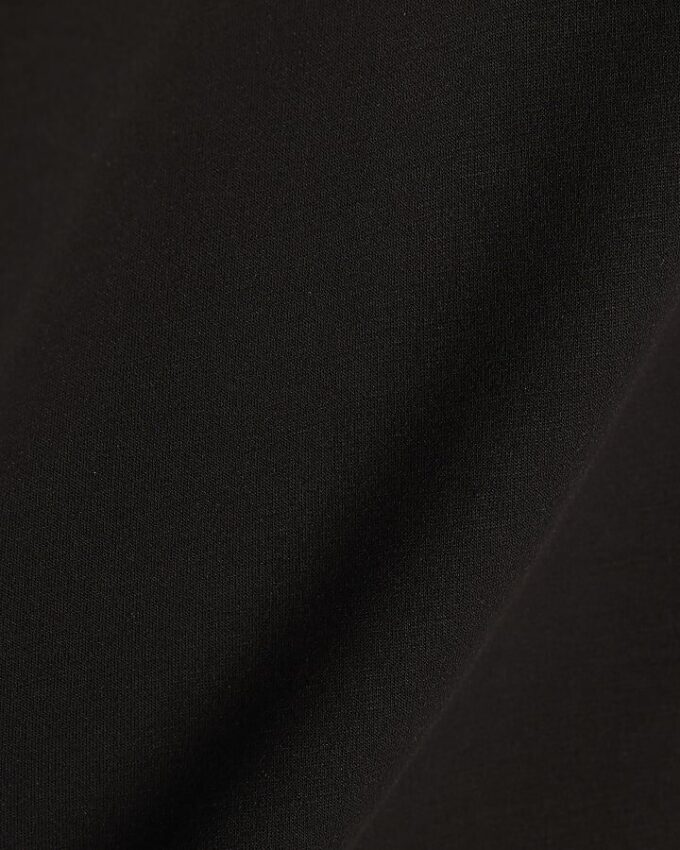 Svart premium-T-shirt med korta ärmar och boxig passform