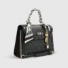 Svart präglad charm-tote