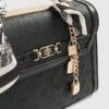 Svart präglad charm-tote