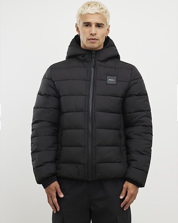 Svart pufferjacka med huva och emblem