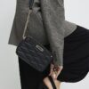 Svart quiltad crossbody-väska i konstläder