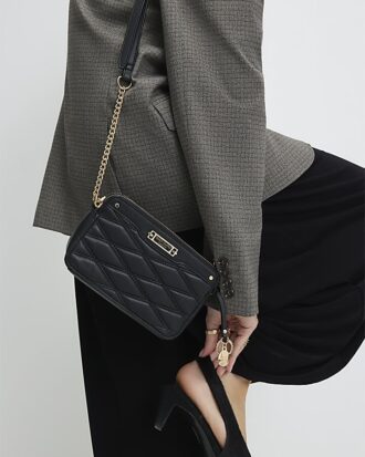 Svart quiltad crossbody-väska i konstläder