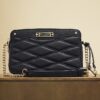 Svart quiltad crossbody-väska i konstläder