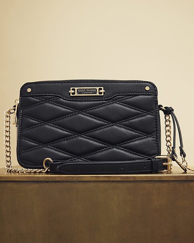 Svart quiltad crossbody-väska i konstläder