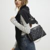 Svart quiltad crossbody-väska med monogram
