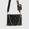 Svart quiltad crossbody-väska med monogram