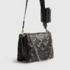 Svart quiltad crossbody-väska med monogram