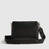 Svart quiltad crossbody-väska med monogram
