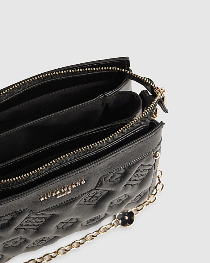 Svart quiltad crossbody-väska med monogram