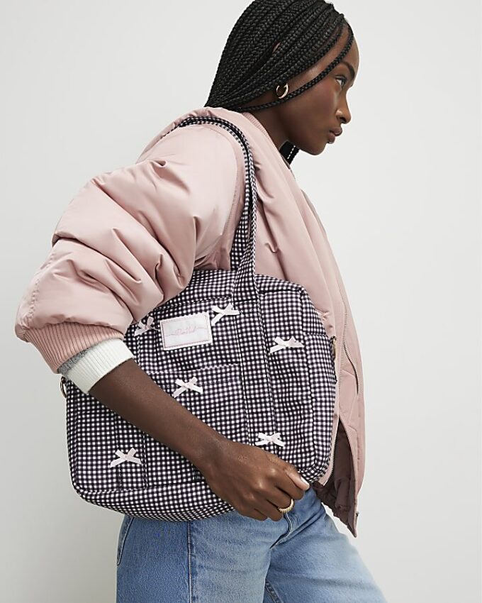 Svart resväska med gingham-mönster och rosett