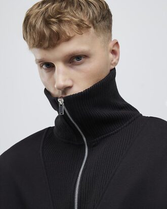 Svart ribbad sweatshirt med normal passform