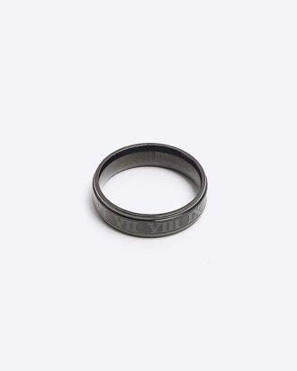 Svart ring i rostfritt stål med romerska detaljer Svart ring i rostfritt stål med romerska detaljer