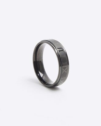 Svart ring i rostfritt stål med romerska detaljer Svart ring i rostfritt stål med romerska detaljer