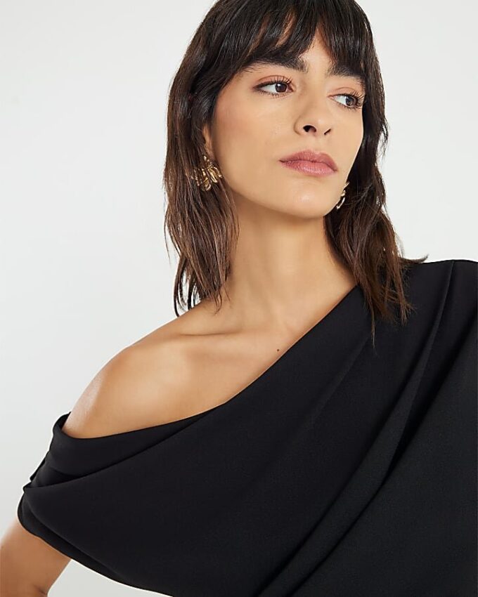 Svart ärmlös asymmetrisk draperad jumpsuit