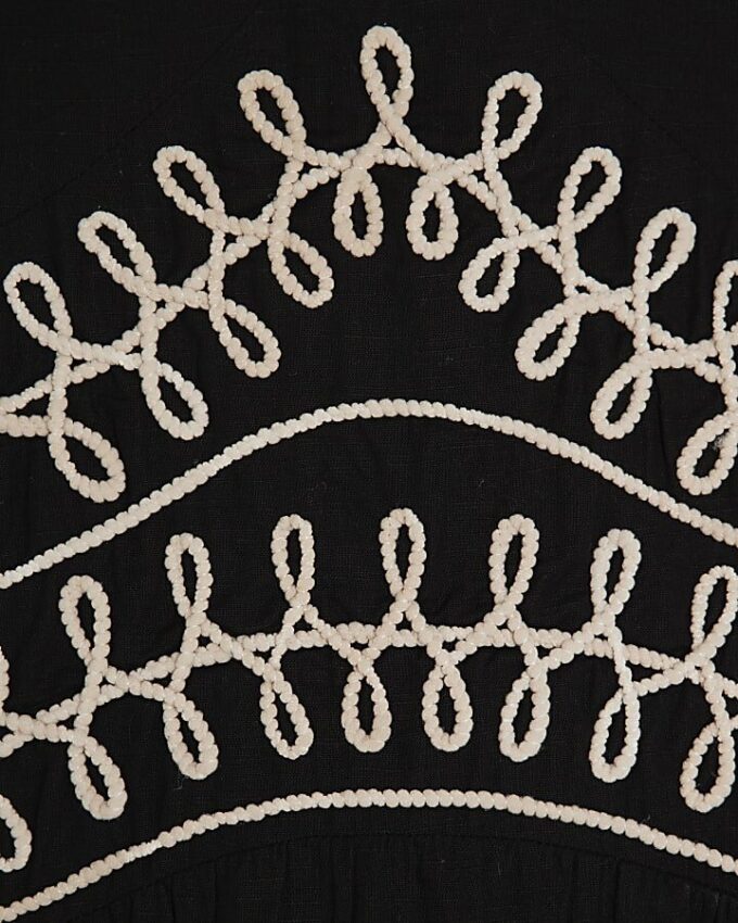 Svart ärmlös broderad miniklänning
