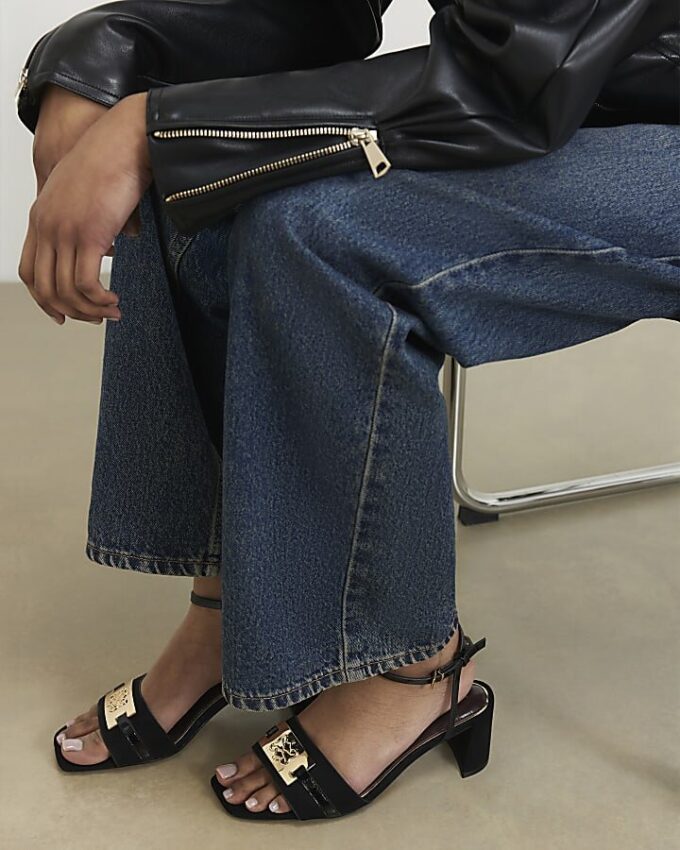 Svart sandal med blockklack