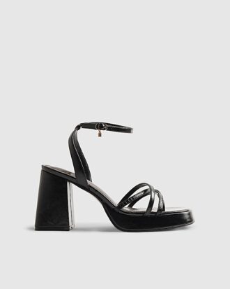 Svart sandal med blockklack och korsade remmar
