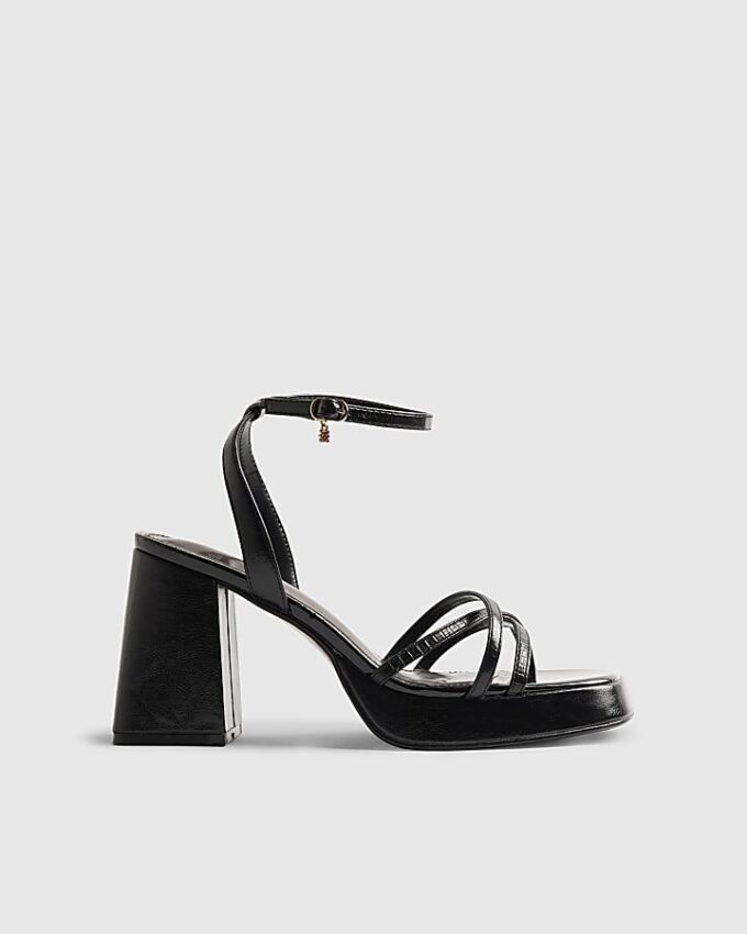 Svart sandal med blockklack och korsade remmar