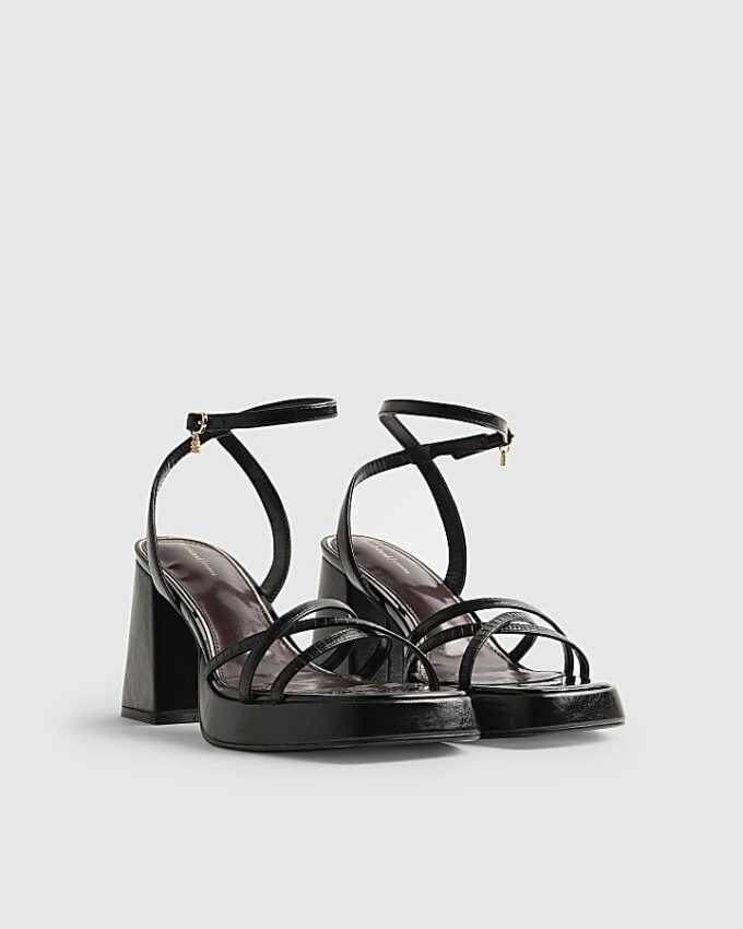 Svart sandal med blockklack och korsade remmar