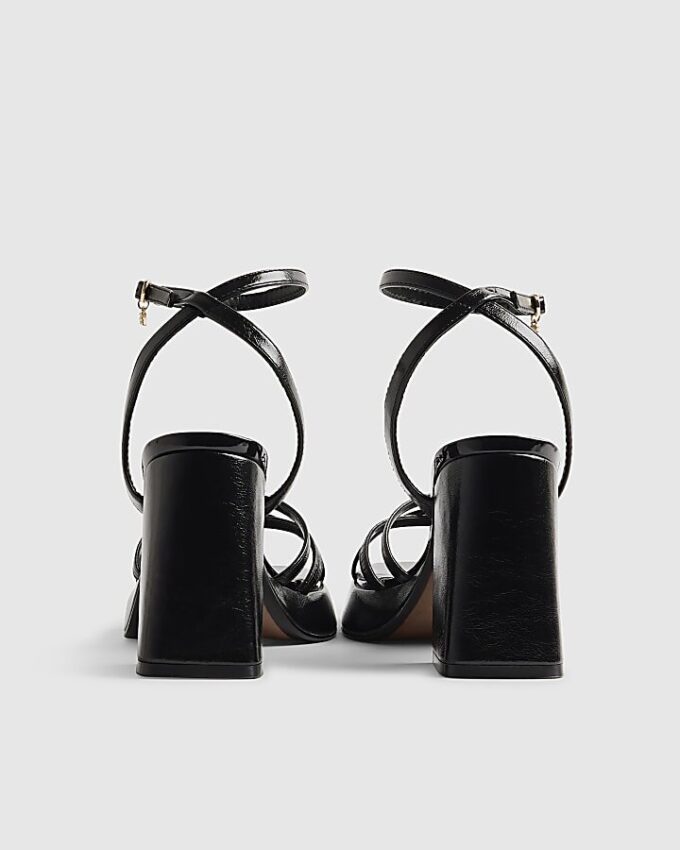 Svart sandal med blockklack och korsade remmar