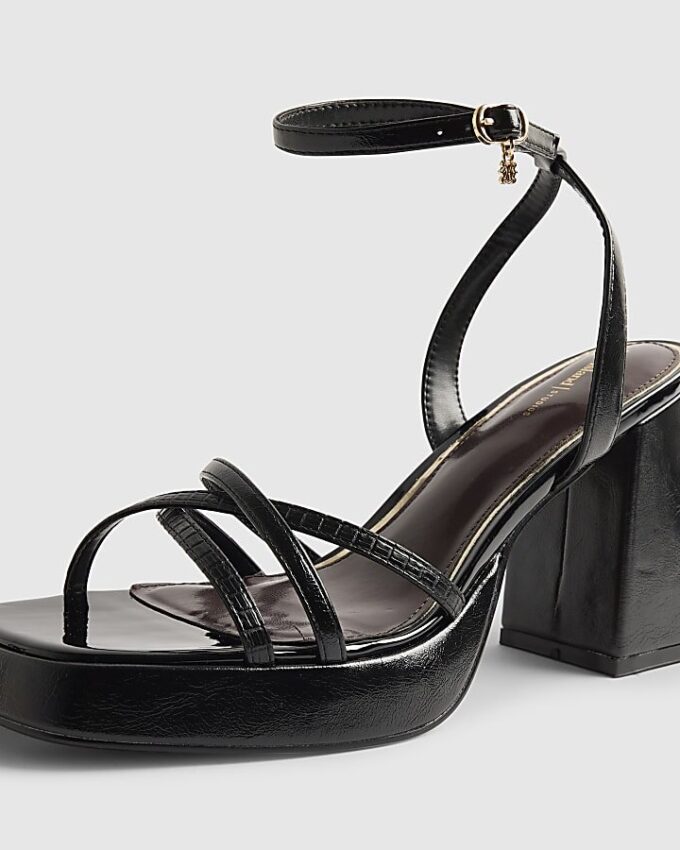 Svart sandal med blockklack och korsade remmar