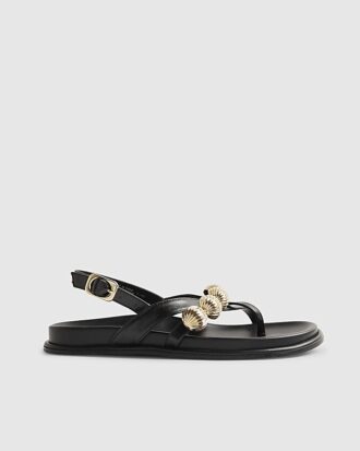 Svart sandal med guldfärgad rem och fotbädd