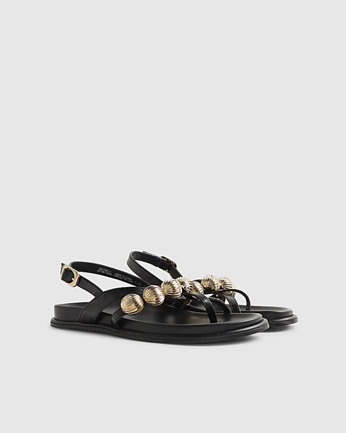 Svart sandal med guldfärgad rem och fotbädd