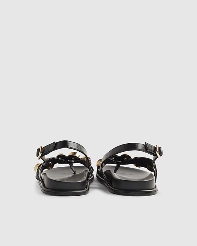 Svart sandal med guldfärgad rem och fotbädd