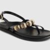 Svart sandal med guldfärgad rem och fotbädd