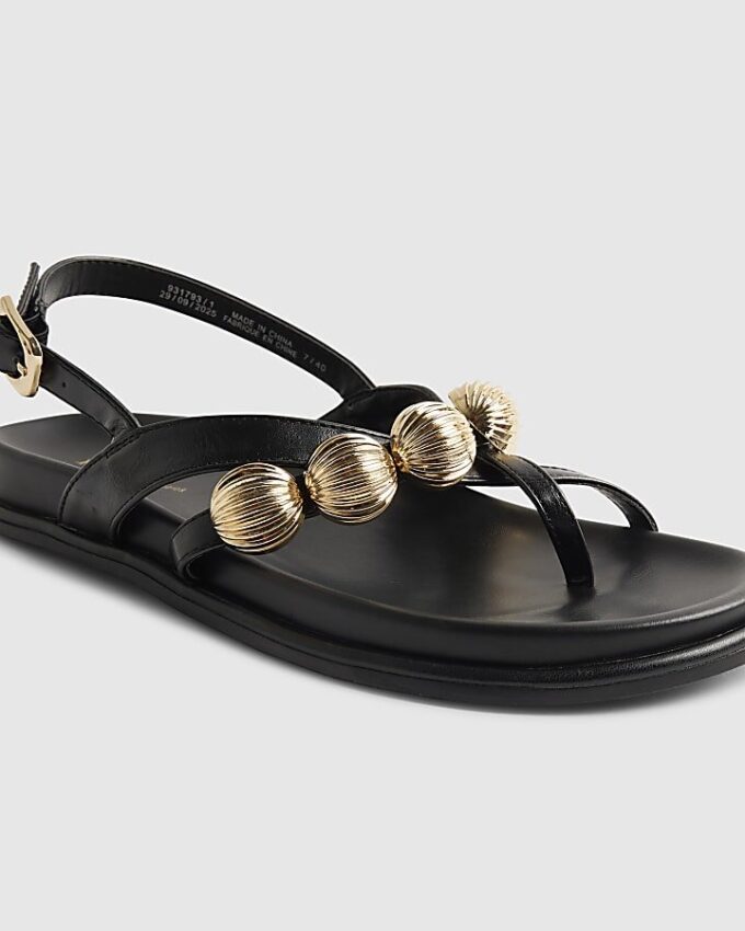 Svart sandal med guldfärgad rem och fotbädd