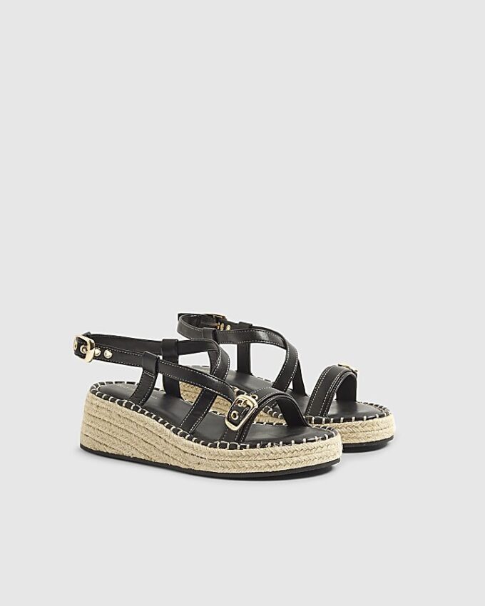 Svart sandal med korsade remmar och kilklack