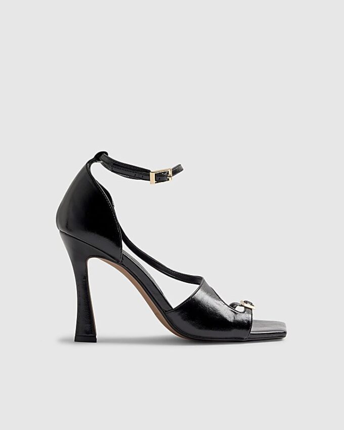 Svart sandal med spänne och klack