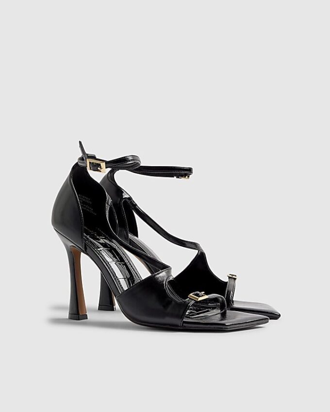 Svart sandal med spänne och klack