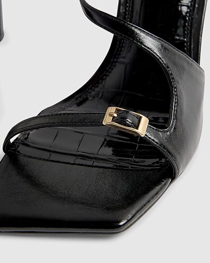 Svart sandal med spänne och klack