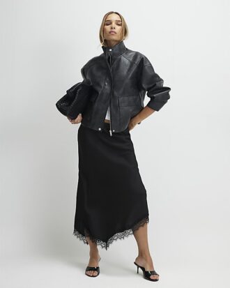 Svart satin asymmetrisk midikjol med spetsar