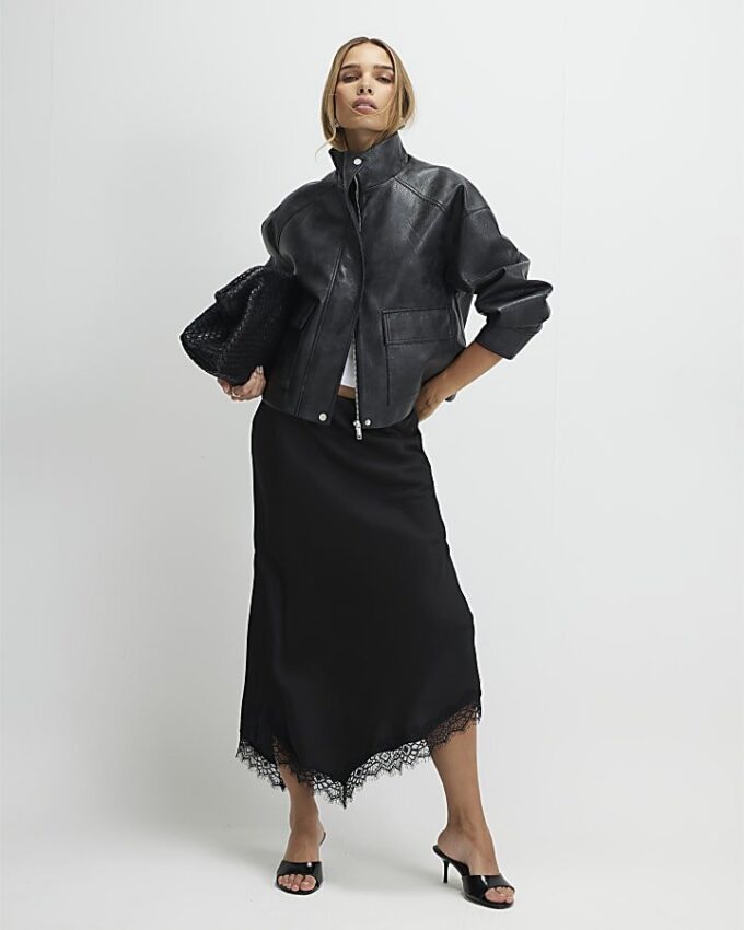 Svart satin asymmetrisk midikjol med spetsar