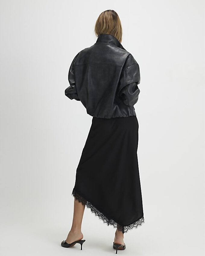 Svart satin asymmetrisk midikjol med spetsar