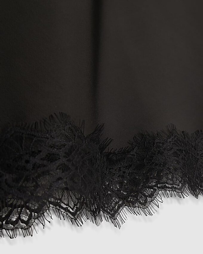 Svart satin asymmetrisk midikjol med spetsar