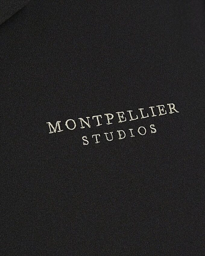 Svart skjorta i normal passform från Montpellier Studios