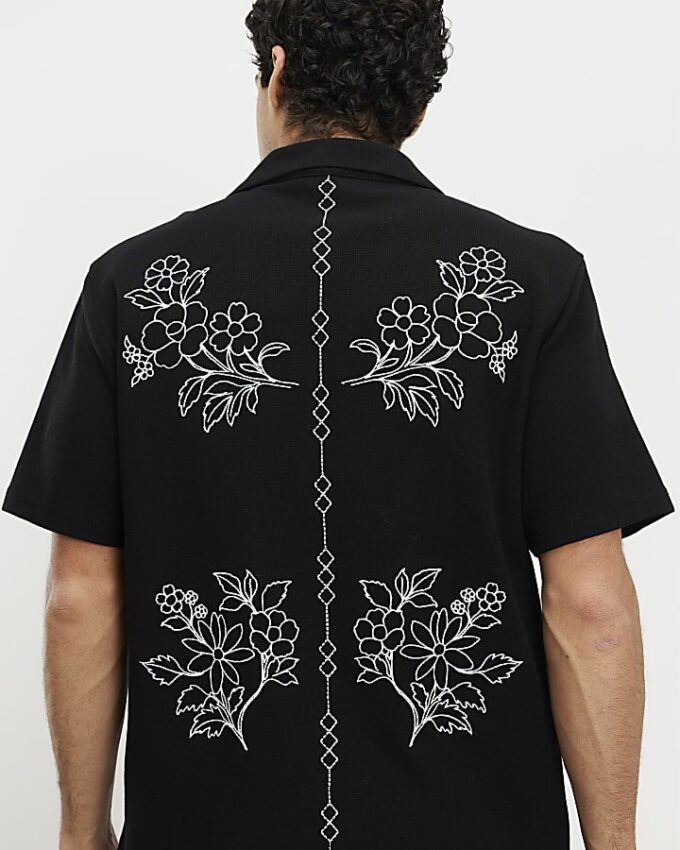 Svart skjorta med normal passform och blommig brodyr