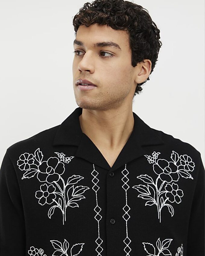 Svart skjorta med normal passform och blommig brodyr