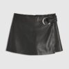 Svart skort i imitationsläder med öljettdetaljer