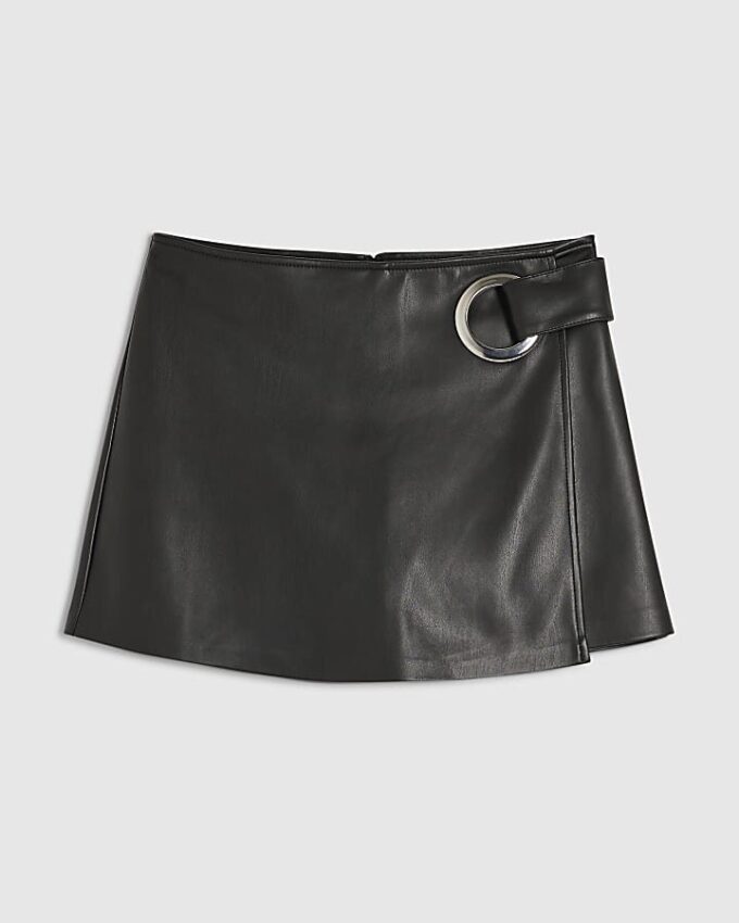Svart skort i imitationsläder med öljettdetaljer