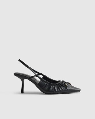 Svart skrynklade pumps med rosett