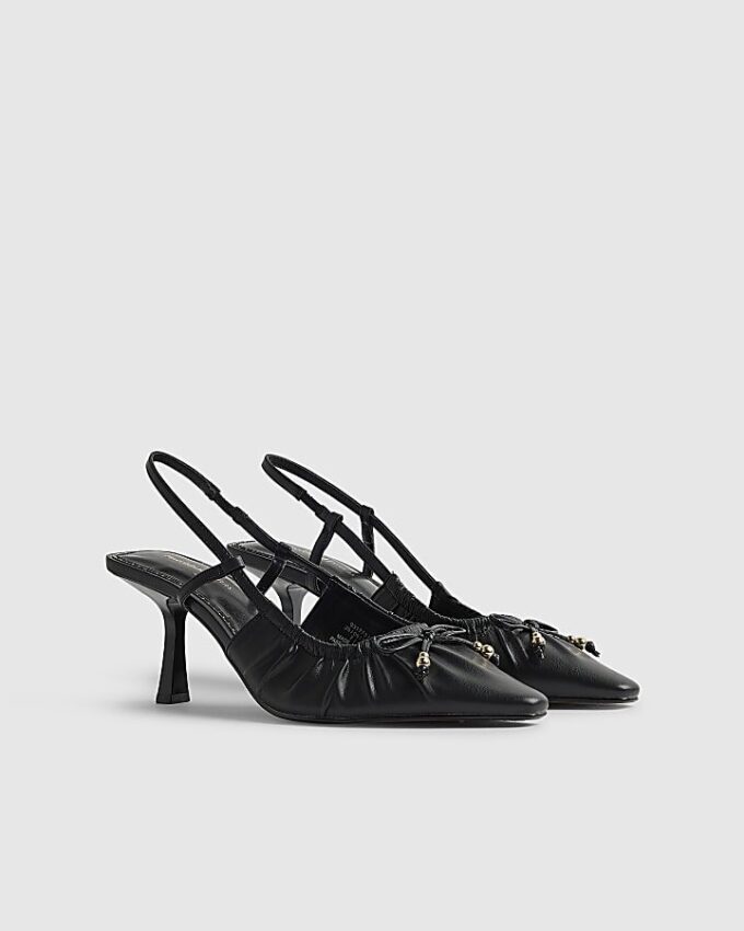 Svart skrynklade pumps med rosett