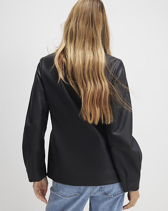 Svart skulpterad blazer i konstläder