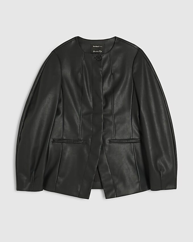 Svart skulpterad blazer i konstläder