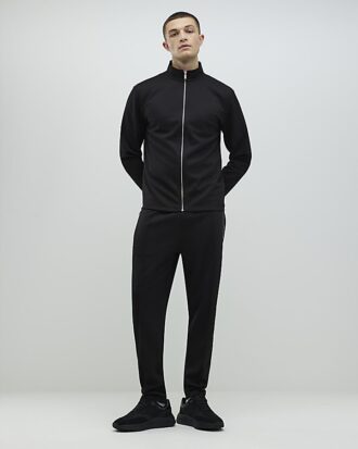 svart slim fit jacka i pik med trattkrage 2 330x413 - Svart slim fit-jacka i pik&eacute; med trattkrage