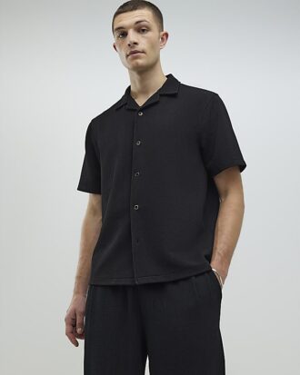 Svart slim fit-skjorta med revers