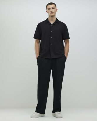 Svart slim fit-skjorta med revers